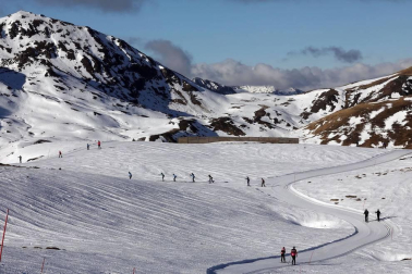 Los aficionados a los deportes de invierno pudieron disfrutar de la nieve con el primer día de las instalaciones este domingo 20 de diciembre.