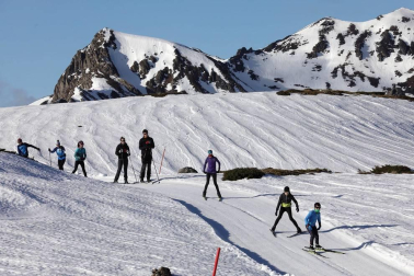 Los aficionados a los deportes de invierno pudieron disfrutar de la nieve con el primer día de las instalaciones este domingo 20 de diciembre.