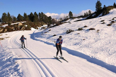 Los aficionados a los deportes de invierno pudieron disfrutar de la nieve con el primer día de las instalaciones este domingo 20 de diciembre.
