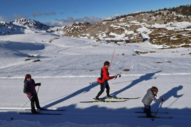 Los aficionados a los deportes de invierno pudieron disfrutar de la nieve con el primer día de las instalaciones este domingo 20 de diciembre.