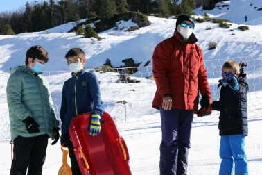 Los aficionados a los deportes de invierno pudieron disfrutar de la nieve con el primer día de las instalaciones este domingo 20 de diciembre.