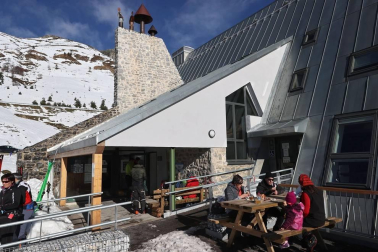 Los aficionados a los deportes de invierno pudieron disfrutar de la nieve con el primer día de las instalaciones este domingo 20 de diciembre.