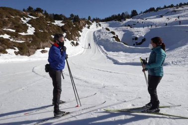 Los aficionados a los deportes de invierno pudieron disfrutar de la nieve con el primer día de las instalaciones este domingo 20 de diciembre.