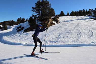 Los aficionados a los deportes de invierno pudieron disfrutar de la nieve con el primer día de las instalaciones este domingo 20 de diciembre.