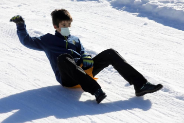 Los aficionados a los deportes de invierno pudieron disfrutar de la nieve con el primer día de las instalaciones este domingo 20 de diciembre.