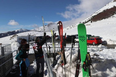 Los aficionados a los deportes de invierno pudieron disfrutar de la nieve con el primer día de las instalaciones este domingo 20 de diciembre.