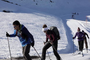 Los aficionados a los deportes de invierno pudieron disfrutar de la nieve con el primer día de las instalaciones este domingo 20 de diciembre.