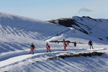 Los aficionados a los deportes de invierno pudieron disfrutar de la nieve con el primer día de las instalaciones este domingo 20 de diciembre.