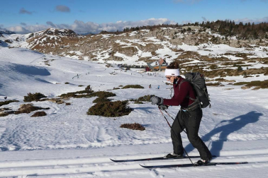 Los aficionados a los deportes de invierno pudieron disfrutar de la nieve con el primer día de las instalaciones este domingo 20 de diciembre.