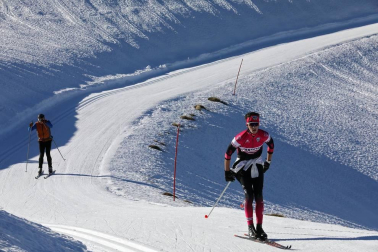 Los aficionados a los deportes de invierno pudieron disfrutar de la nieve con el primer día de las instalaciones este domingo 20 de diciembre.