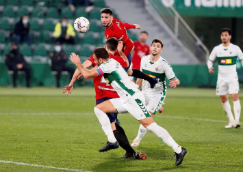 Galería de fotos del partido de LaLiga Santander entre Elche y Osasuna disputado en el Martínez Valero.