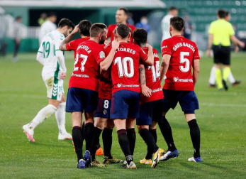 Galería de fotos del partido de LaLiga Santander entre Elche y Osasuna disputado en el Martínez Valero.