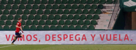 Galería de fotos del partido de LaLiga Santander entre Elche y Osasuna disputado en el Martínez Valero.