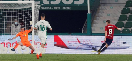 Galería de fotos del partido de LaLiga Santander entre Elche y Osasuna disputado en el Martínez Valero.