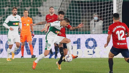 Galería de fotos del partido de LaLiga Santander entre Elche y Osasuna disputado en el Martínez Valero.