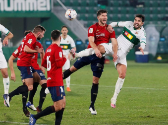 Galería de fotos del partido de LaLiga Santander entre Elche y Osasuna disputado en el Martínez Valero.