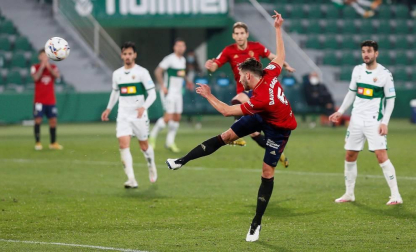 Galería de fotos del partido de LaLiga Santander entre Elche y Osasuna disputado en el Martínez Valero.