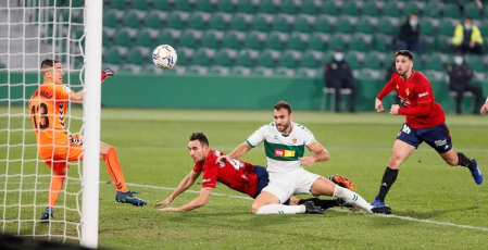 Galería de fotos del partido de LaLiga Santander entre Elche y Osasuna disputado en el Martínez Valero.