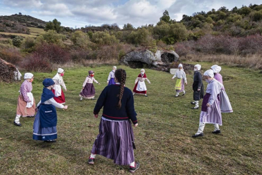 Pese a la pandemia de coronavirus, la localidad navarra celebró la tradicional cabalgata del carbonero pero con el cumplimiento de las medidas preventivas presente.