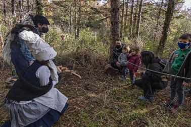 Pese a la pandemia de coronavirus, la localidad navarra celebró la tradicional cabalgata del carbonero pero con el cumplimiento de las medidas preventivas presente.