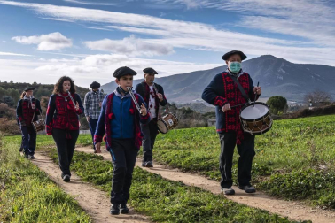 Pese a la pandemia de coronavirus, la localidad navarra celebró la tradicional cabalgata del carbonero pero con el cumplimiento de las medidas preventivas presente.
