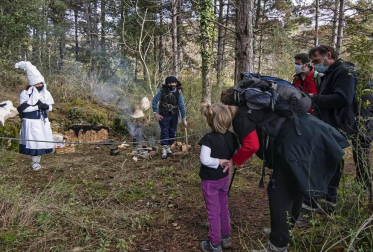 Pese a la pandemia de coronavirus, la localidad navarra celebró la tradicional cabalgata del carbonero pero con el cumplimiento de las medidas preventivas presente.