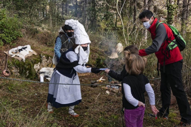 Pese a la pandemia de coronavirus, la localidad navarra celebró la tradicional cabalgata del carbonero pero con el cumplimiento de las medidas preventivas presente.