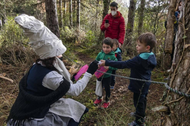 Pese a la pandemia de coronavirus, la localidad navarra celebró la tradicional cabalgata del carbonero pero con el cumplimiento de las medidas preventivas presente.