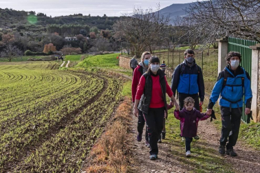Pese a la pandemia de coronavirus, la localidad navarra celebró la tradicional cabalgata del carbonero pero con el cumplimiento de las medidas preventivas presente.