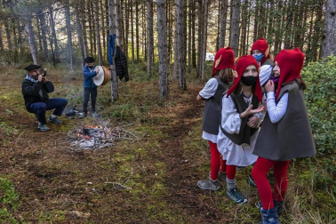 Pese a la pandemia de coronavirus, la localidad navarra celebró la tradicional cabalgata del carbonero pero con el cumplimiento de las medidas preventivas presente.