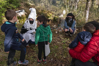 Pese a la pandemia de coronavirus, la localidad navarra celebró la tradicional cabalgata del carbonero pero con el cumplimiento de las medidas preventivas presente.