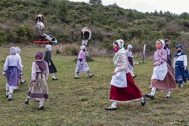 Pese a la pandemia de coronavirus, la localidad navarra celebró la tradicional cabalgata del carbonero pero con el cumplimiento de las medidas preventivas presente.