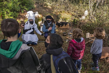 Pese a la pandemia de coronavirus, la localidad navarra celebró la tradicional cabalgata del carbonero pero con el cumplimiento de las medidas preventivas presente.