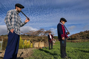 Pese a la pandemia de coronavirus, la localidad navarra celebró la tradicional cabalgata del carbonero pero con el cumplimiento de las medidas preventivas presente.