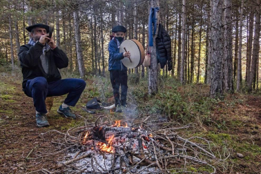 Pese a la pandemia de coronavirus, la localidad navarra celebró la tradicional cabalgata del carbonero pero con el cumplimiento de las medidas preventivas presente.