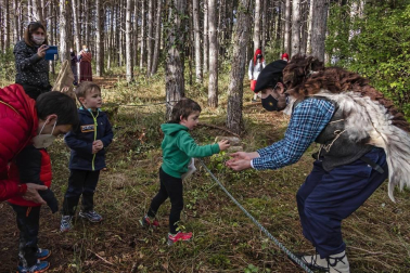 Pese a la pandemia de coronavirus, la localidad navarra celebró la tradicional cabalgata del carbonero pero con el cumplimiento de las medidas preventivas presente.