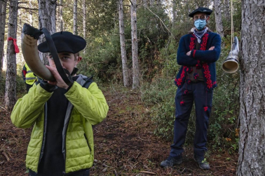 Pese a la pandemia de coronavirus, la localidad navarra celebró la tradicional cabalgata del carbonero pero con el cumplimiento de las medidas preventivas presente.