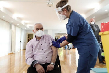 Imágenes de los primeros pacientes de El Vergel en ser vacunados.