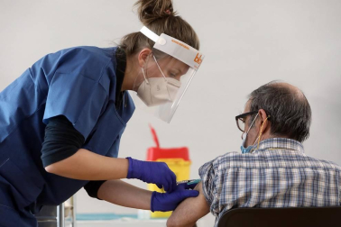 Imágenes de los primeros pacientes de El Vergel en ser vacunados.