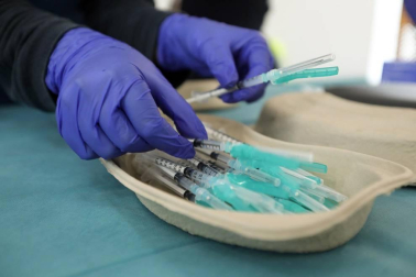 Imágenes de los primeros pacientes de El Vergel en ser vacunados.