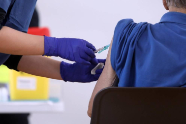 Imágenes de los primeros pacientes de El Vergel en ser vacunados.