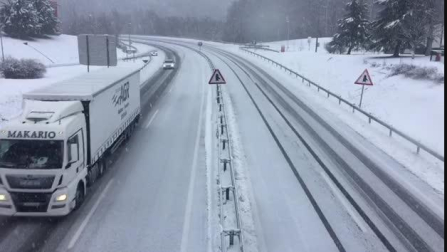 Restablecido el tráfico en la A15 tras el cruce de un camión a causa de la nieve.
