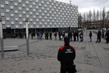 319 participantes, 151 sin asistir ni delegar el voto
