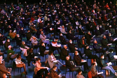 319 participantes, 151 sin asistir ni delegar el voto