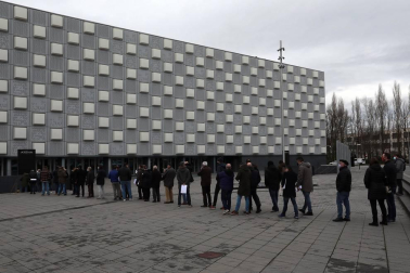 319 participantes, 151 sin asistir ni delegar el voto