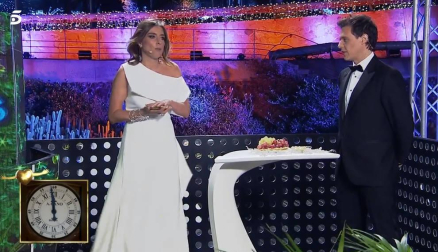 Cristina Pedroche ha estrenado el año nuevo con un vestido "mascarilla" y un abrigo "edredón", mientras que Ana Obregón ha lucido un modelo "angelical" y Anne Igartiburu ha vuelto a apostar por el rojo.