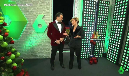 Cristina Pedroche ha estrenado el año nuevo con un vestido "mascarilla" y un abrigo "edredón", mientras que Ana Obregón ha lucido un modelo "angelical" y Anne Igartiburu ha vuelto a apostar por el rojo.