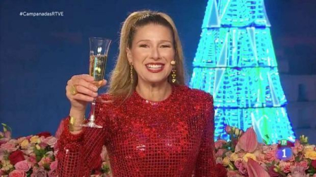 Cristina Pedroche ha estrenado el año nuevo con un vestido "mascarilla" y un abrigo "edredón", mientras que Ana Obregón ha lucido un modelo "angelical" y Anne Igartiburu ha vuelto a apostar por el rojo.