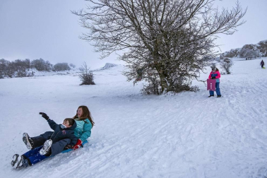 Nieve en el inicio de 2021 en Navarra. La nieve es la protagonista este 2 de enero en la Comunidad foral, que se encuentra en alerta amarilla