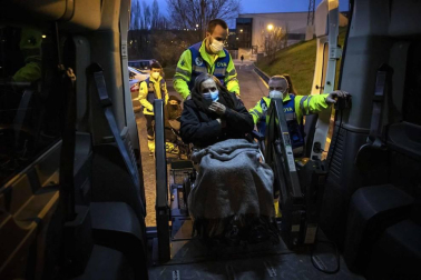 Pilar Martínez y Faustino Cámara viven en un tercero sin ascensor y necesitan silla de ruedas. Tras semanas sin salir de casa, voluntarios de la DYA les ofrecieron un recorrido por la ciudad
